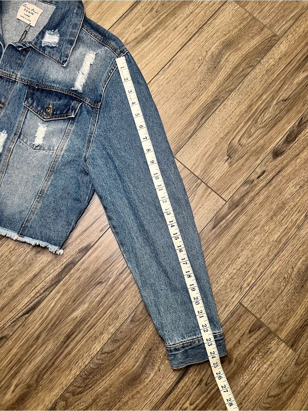 Love Tree Denim Cropped Distressed Jean Jacket NWT Womens Size Large - Picture 5 of 6